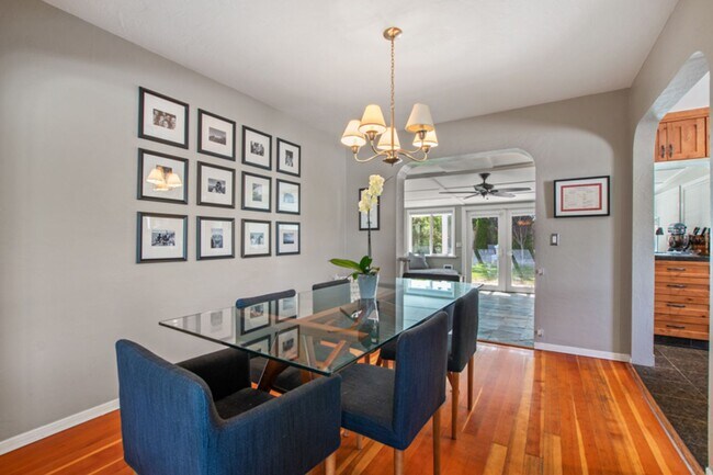 Building Photo - Old Southwest 2 bed / 1 bath / 1 car garag...
