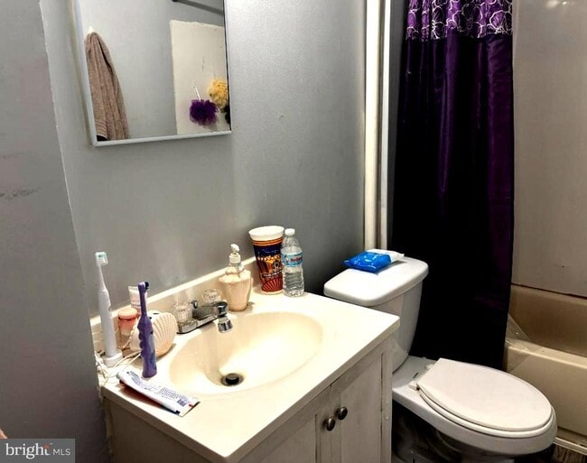 Building Photo - 123 W Railroad St