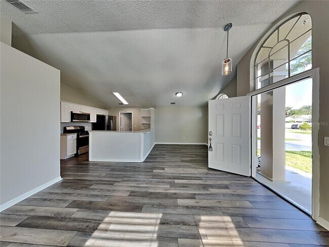 Foto del edificio - 7323 R J Cove Ct
