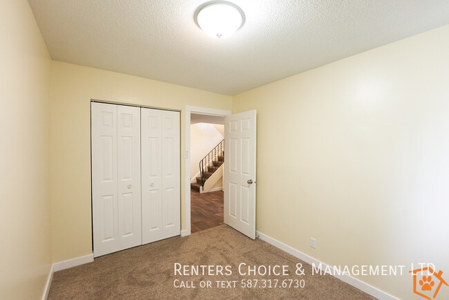 Building Photo - Completely Renovated Townhouse with Off-Street Parking!
