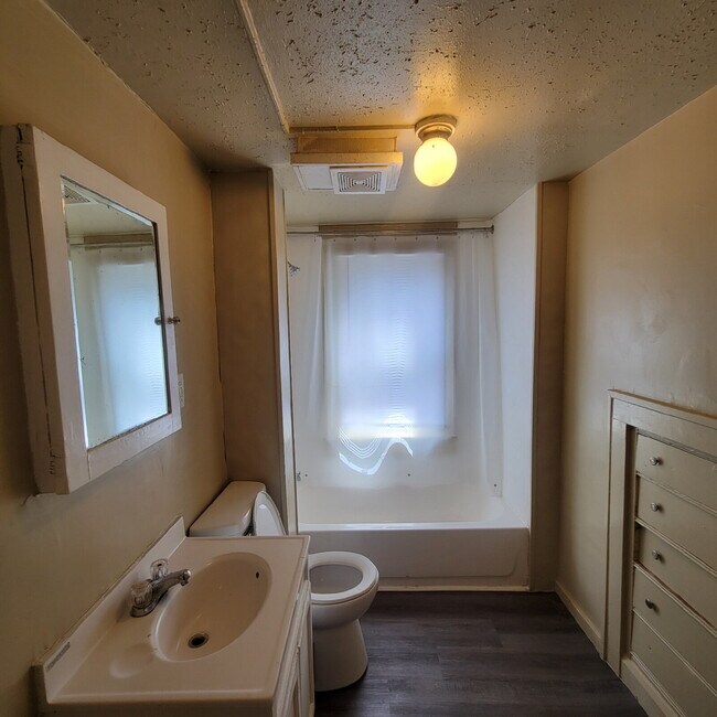 Building Photo - 3 Bedroom Southeast home