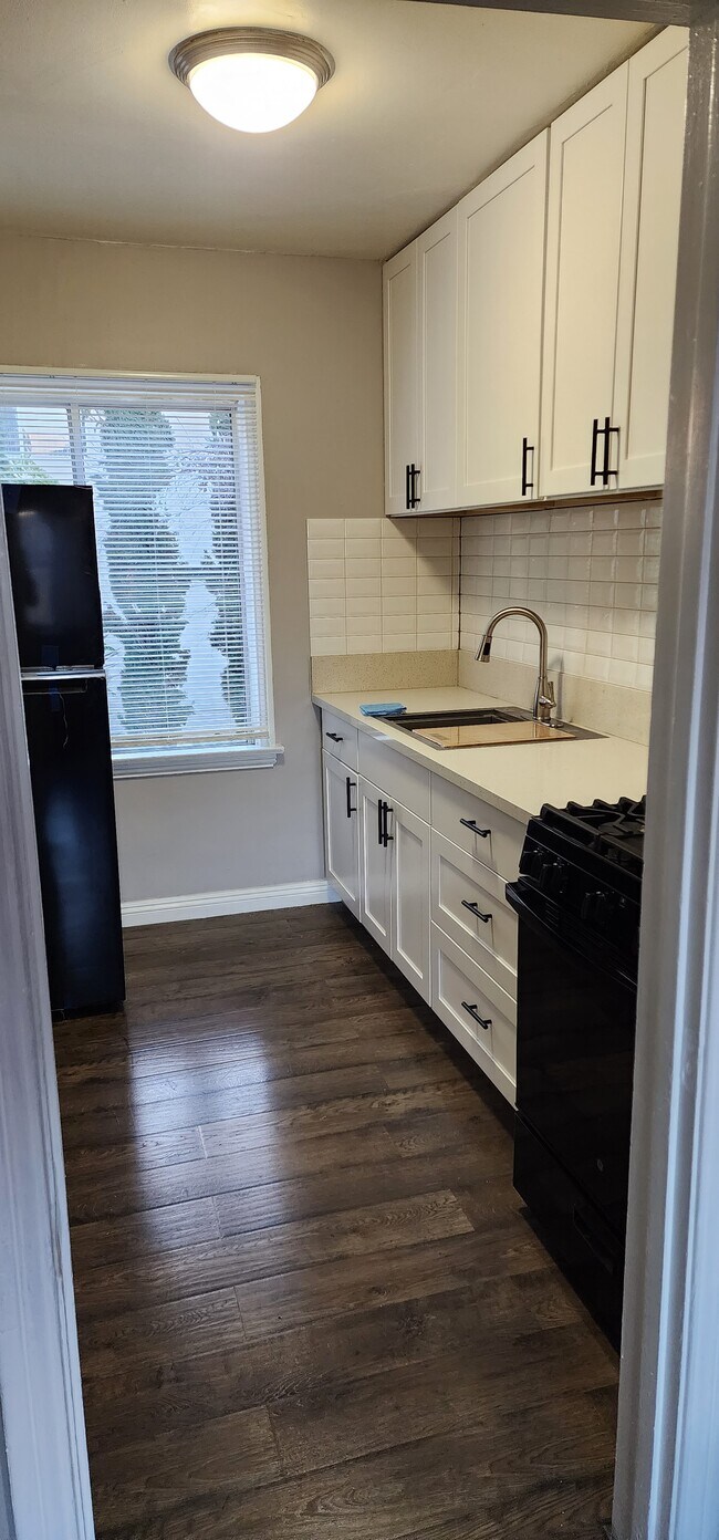 kitchen - 1529 1/2 N Hobart Blvd