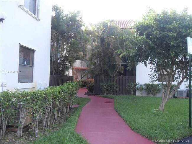 Building Photo - 9421 Fontainebleau Blvd