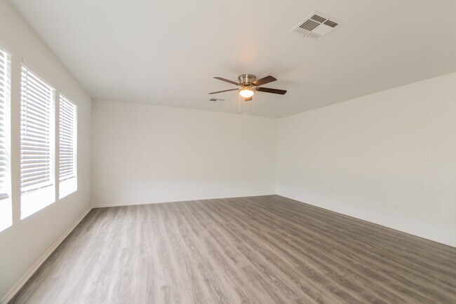 Building Photo - 713 Eaglecreek Dr
