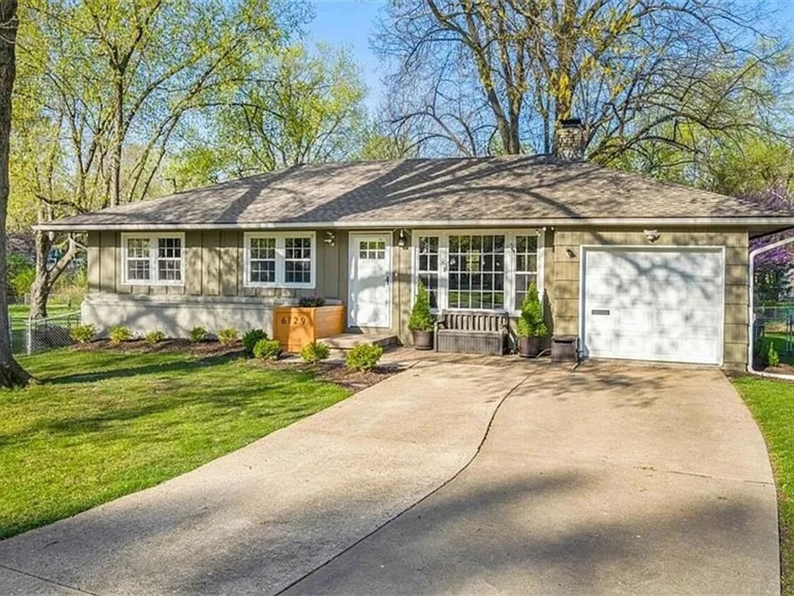 Foto principal - 3 Bedroom Home in Prairie Village, KS