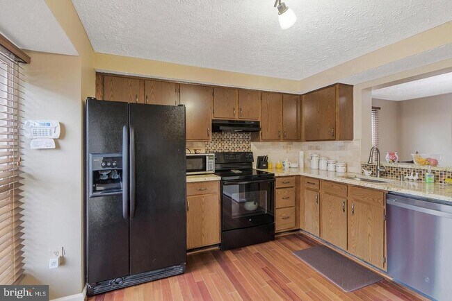 Building Photo - 6121 Cedar Wood Dr