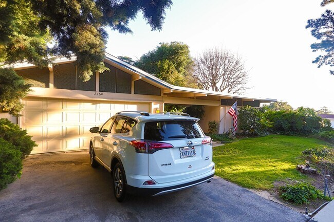 Foto del edificio - BEAUTIFUL 3 BEDROOM HOME WITH POOL IN THE HILLS OF LA CRESCENTA