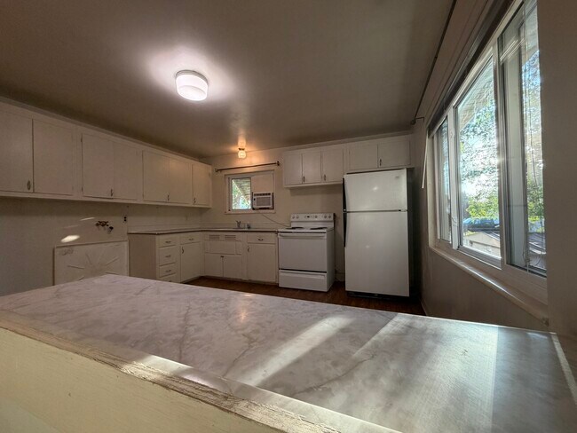 Kitchen - 190 W 800 S
