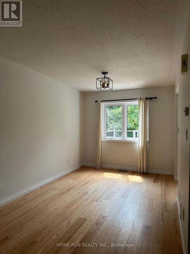 Building Photo - 111 Blackdome Crescent