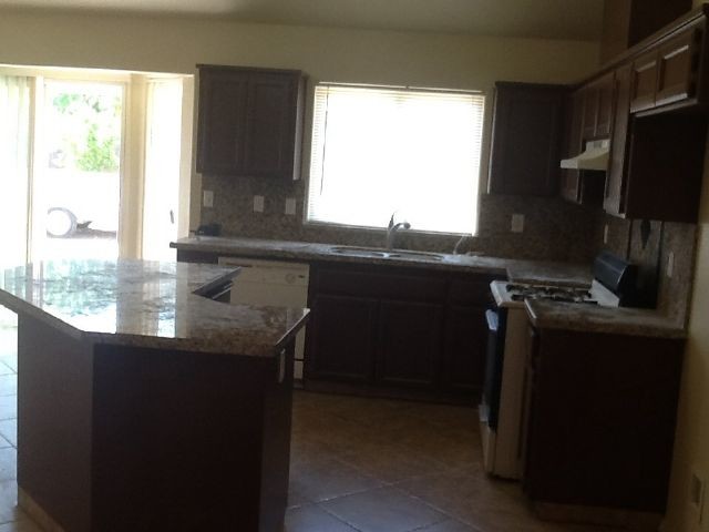 Building Photo - House For Rent in Hanford