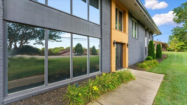 Foto del edificio - Renovated Mid-Century Modern Home in Belmont West with Finished Basement & Fenced Yard