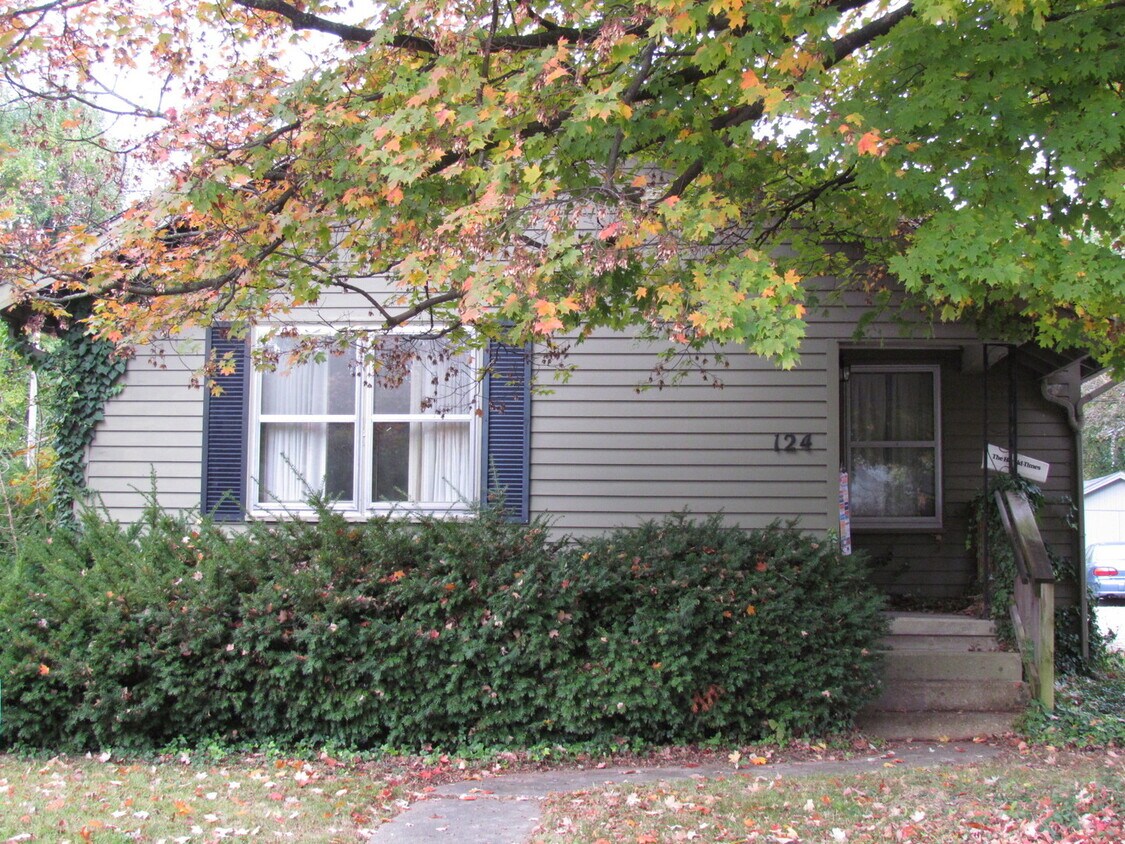 Foto principal - 3 bedroom, 2 bath Home: Available July 2026!