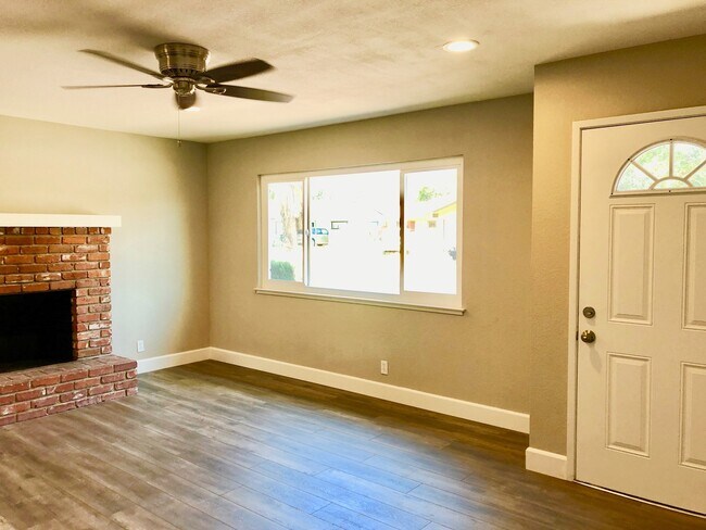 Foto del edificio - $1,895 Fowler & Shields 3 Bedroom Home - N...