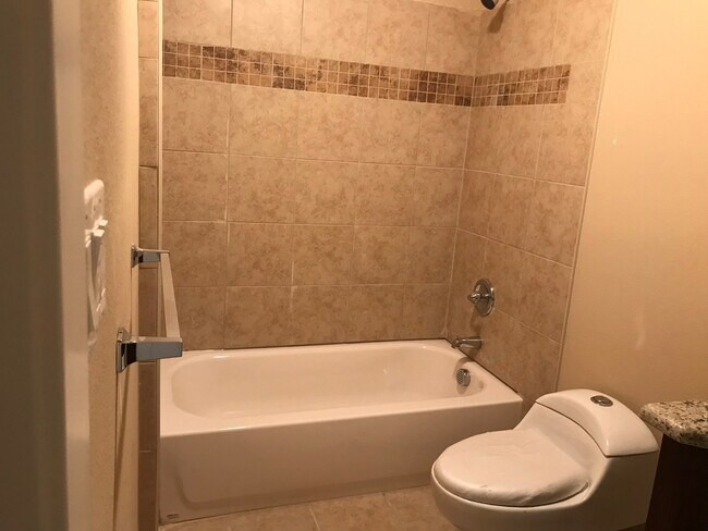 Building Photo - 4 Bed, 2.5 Bath Duplex