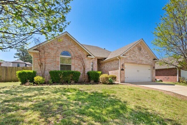 Foto del edificio - Come home to this gorgeous, light-filled home with an enormous and beautiful backyard!