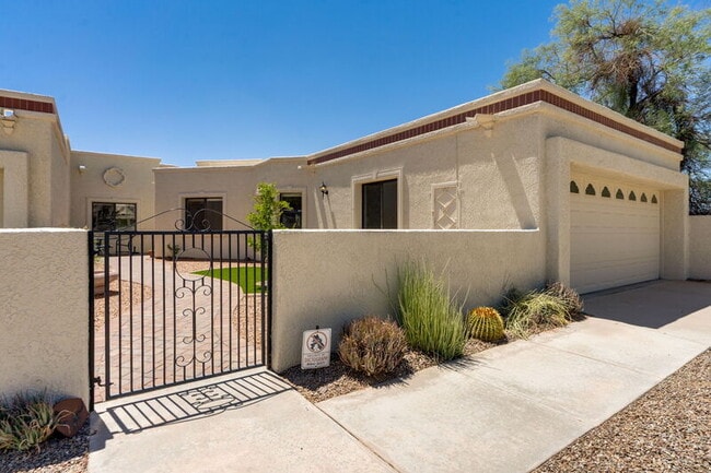 Building Photo - 9949 N Calle Loma Linda