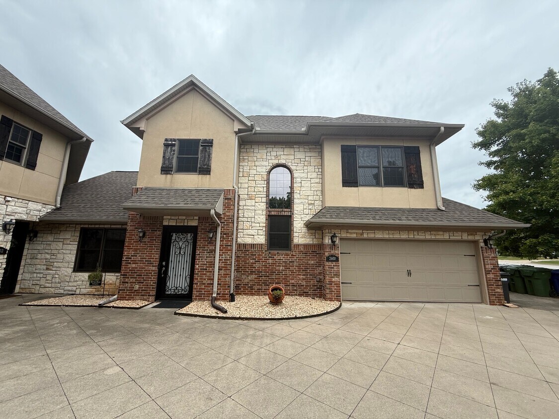 Building Photo - 2600 S Everest Ave