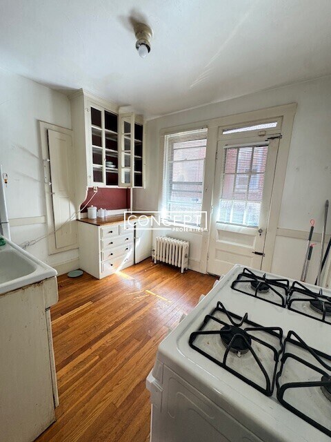 Foto del edificio - 14 Lakeville Rd