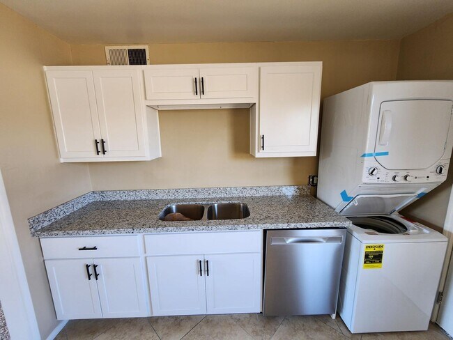 Foto del edificio - 2 bed 1 bath with private yard