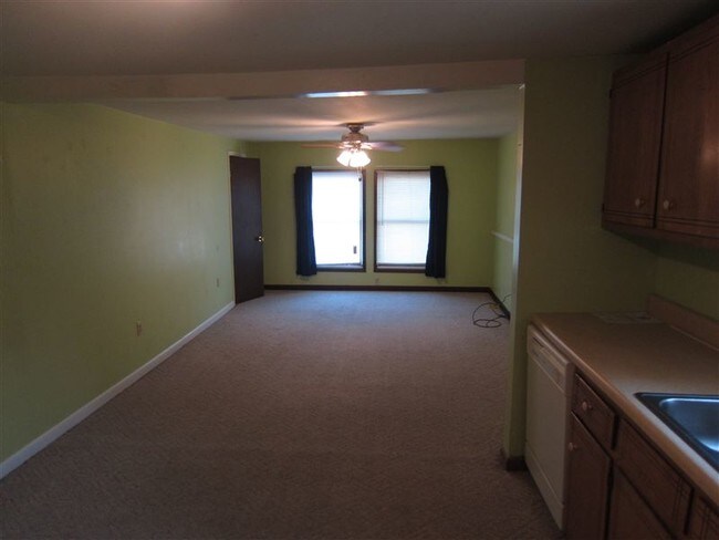Building Photo - 630 W Strawn Ave
