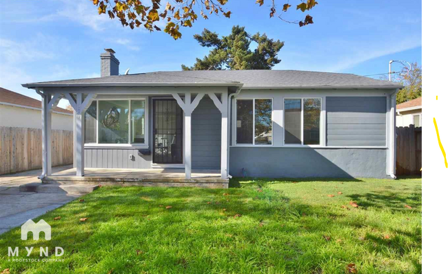 Building Photo - 579 El Paseo Dr