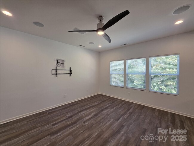 Building Photo - 150 Pin Oak Ct