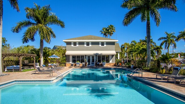 Revitalícese en nuestra refrescante piscina, rodeada de nuestra amplia terraza solárium. - Somerset Palms