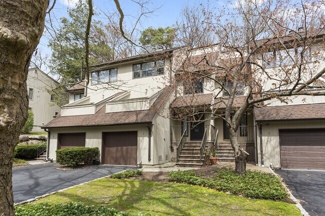 Building Photo - Multi Floor Unit, Townhouse-Interior - Mou...
