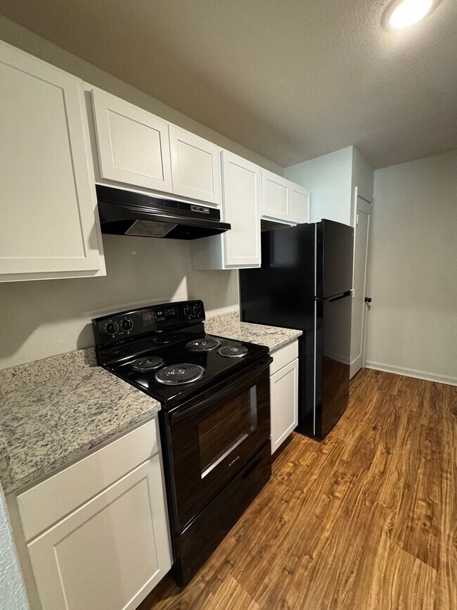 Foto del edificio - Newly Renovated 2 Bed / 1 Bath Apt. In Tru...