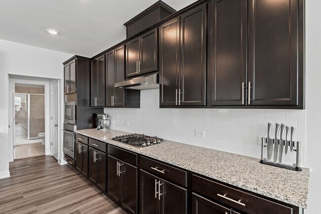Foto del edificio - **Applications Pending** Available Early 2...