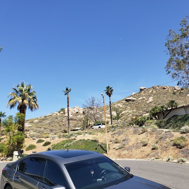 Building Photo - Fantastic La Sierra 4 bedroom Home  **((Co...