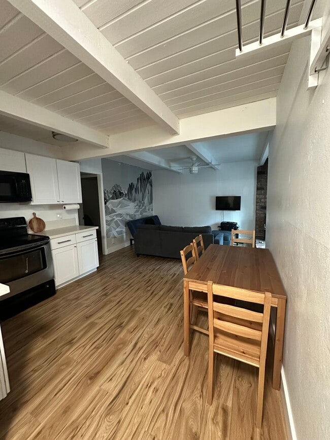 Building Photo - Modern 2-Bedroom Home in Mammoth Lakes