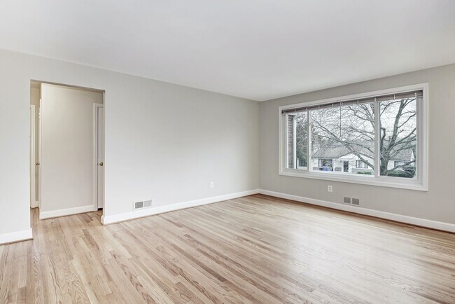 Foto del edificio - 3 Bed 2.5 Bathroom - Chevy Chase Rancher -...