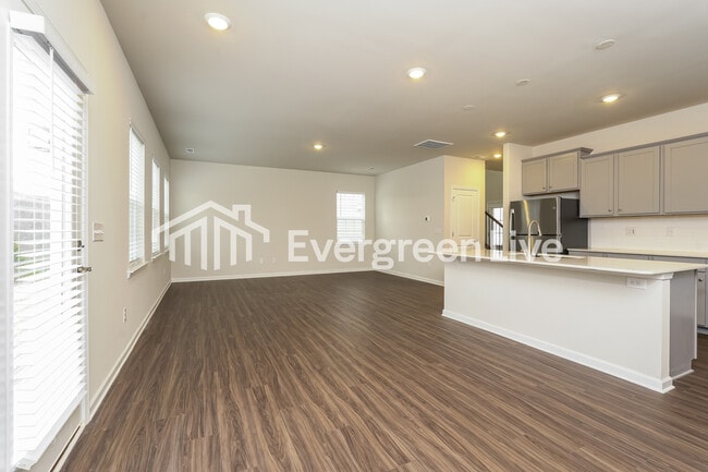 Building Photo - 5561 Hydrangea St