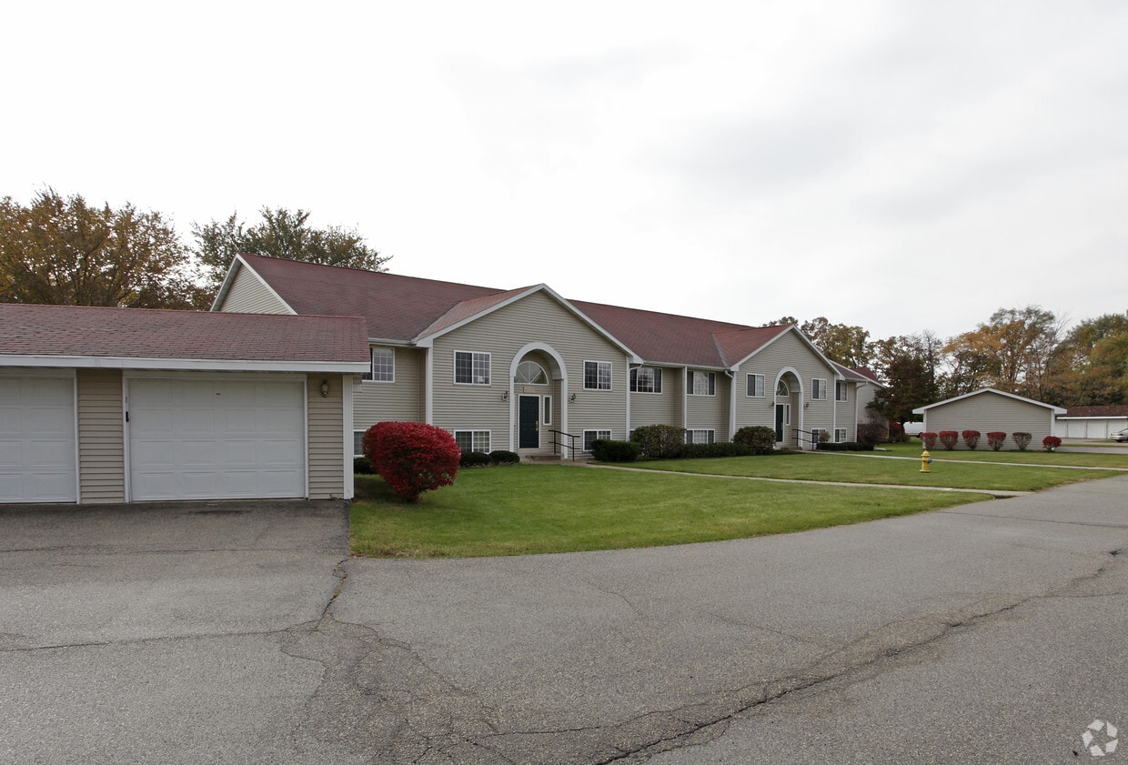Building Photo - Town & Country Apartments