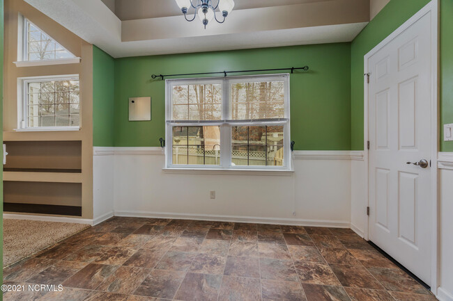 Building Photo - 305 Drake Landing