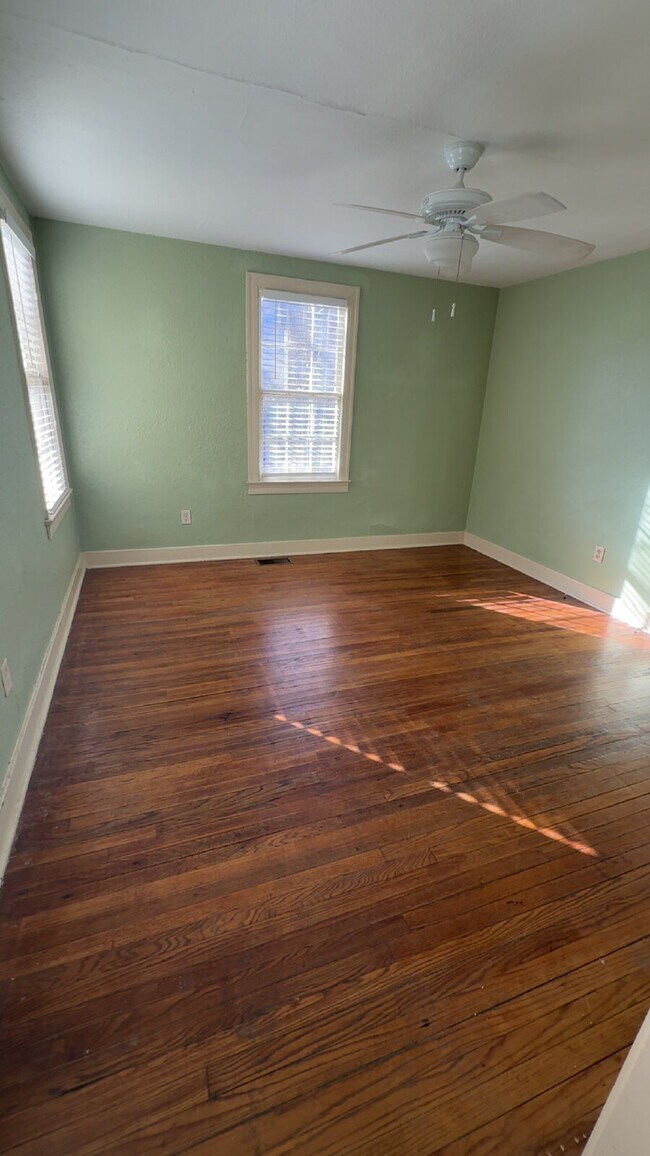 Building Photo - Belhaven apartment for $1135 with washer/ dryer and water included!!