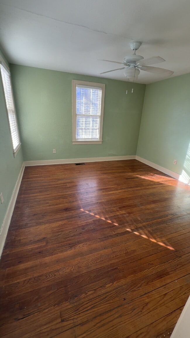 Building Photo - Belhaven apartment for $1295 with washer/ dryer and water included!!