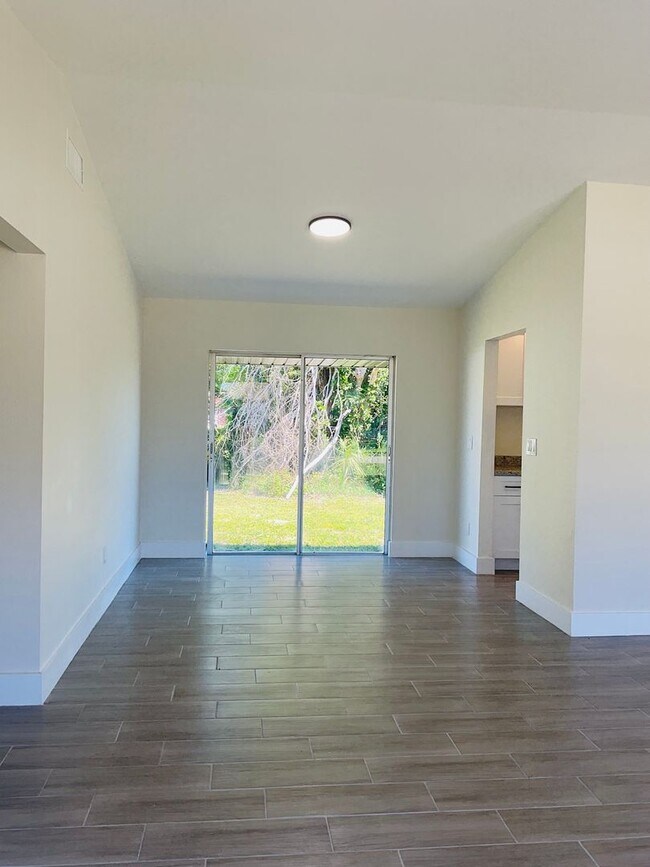 Foto del edificio - Newly Remodeled 3/2 with Garage and Lake V...