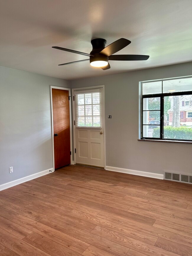 Foto del edificio - 1415 Maple Ave