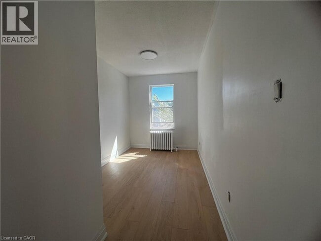 Photo du bâtiment - 804A St Clair Ave W