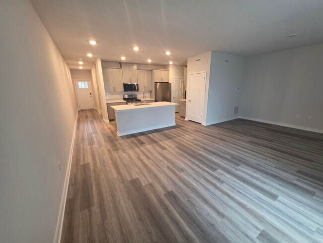 Foto del edificio - Luxury 4-Bedroom Townhome with Finished Walkout Basement & River Views