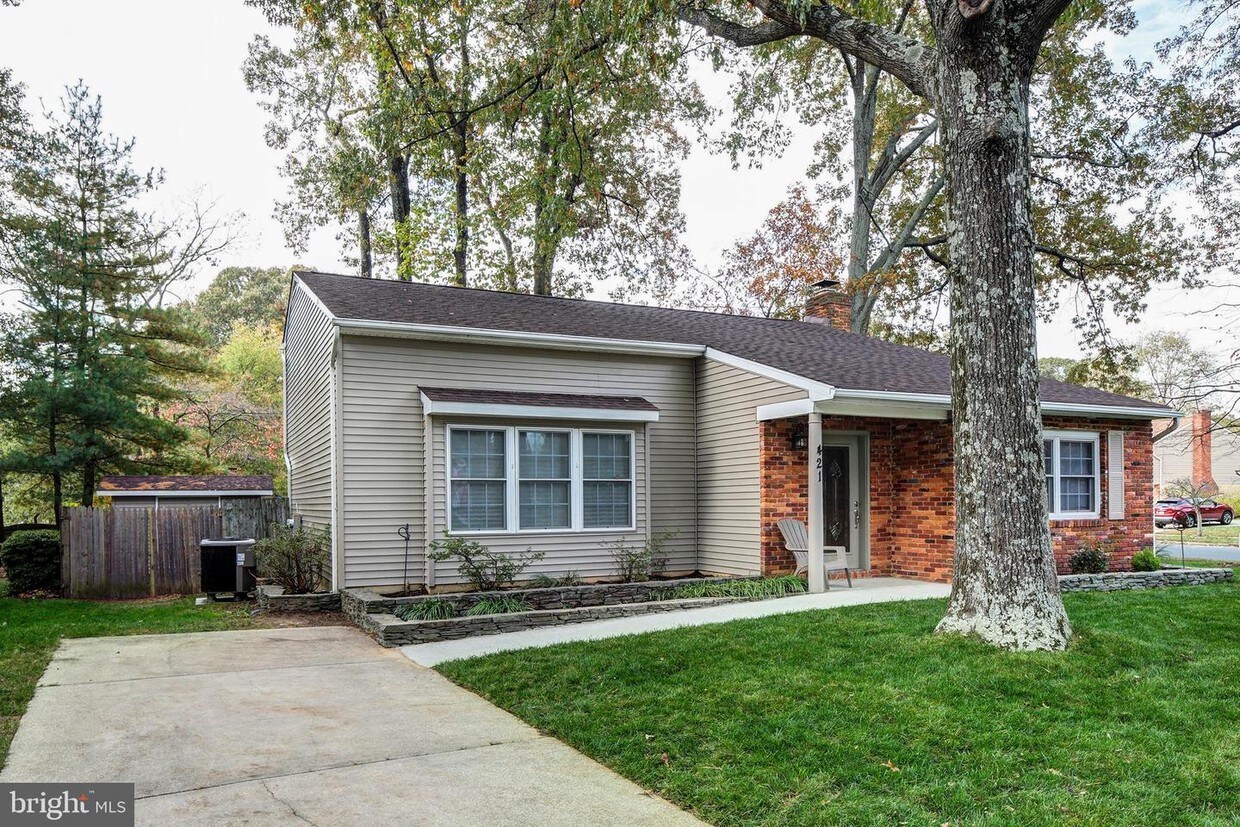 Primary Photo - 421 Hucknall Ct