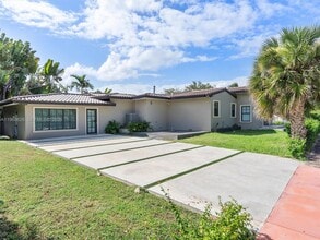 Building Photo - 1500 Biarritz Dr