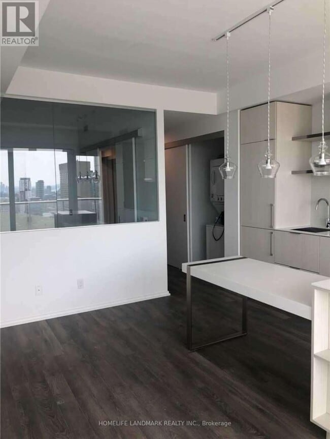 Building Photo - 197 Yonge St