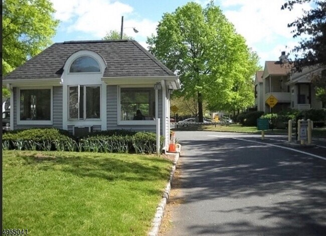 Building Photo - 211 Broadmoor Ct