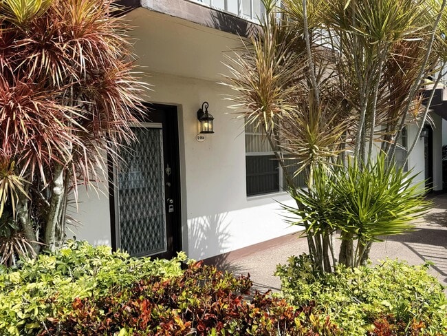 Building Photo - 984 Normandy Ln