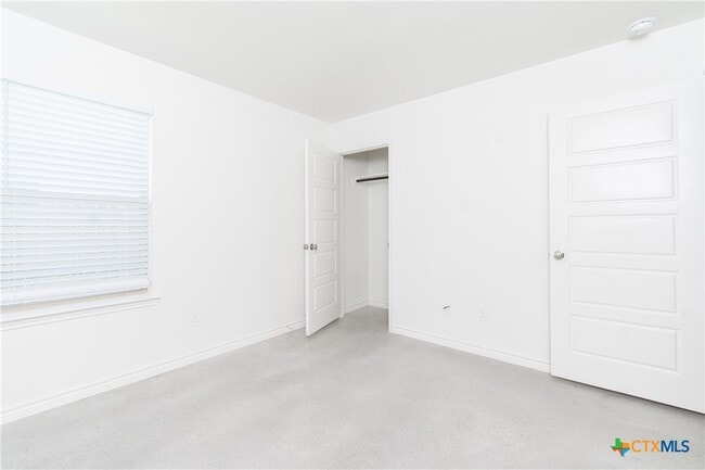 Foto del edificio - 121 Wind Ridge Dr
