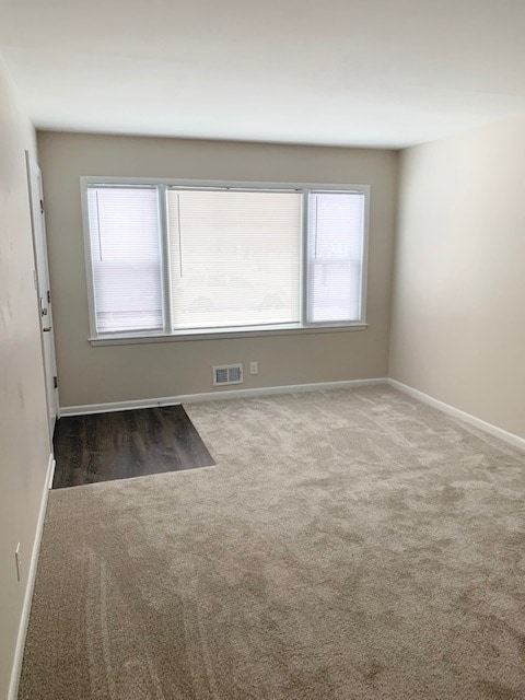 Foto del edificio - 240 W Laflin Ave