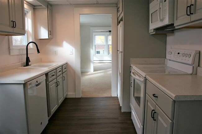 Kitchen - 11 Montgomery Ave